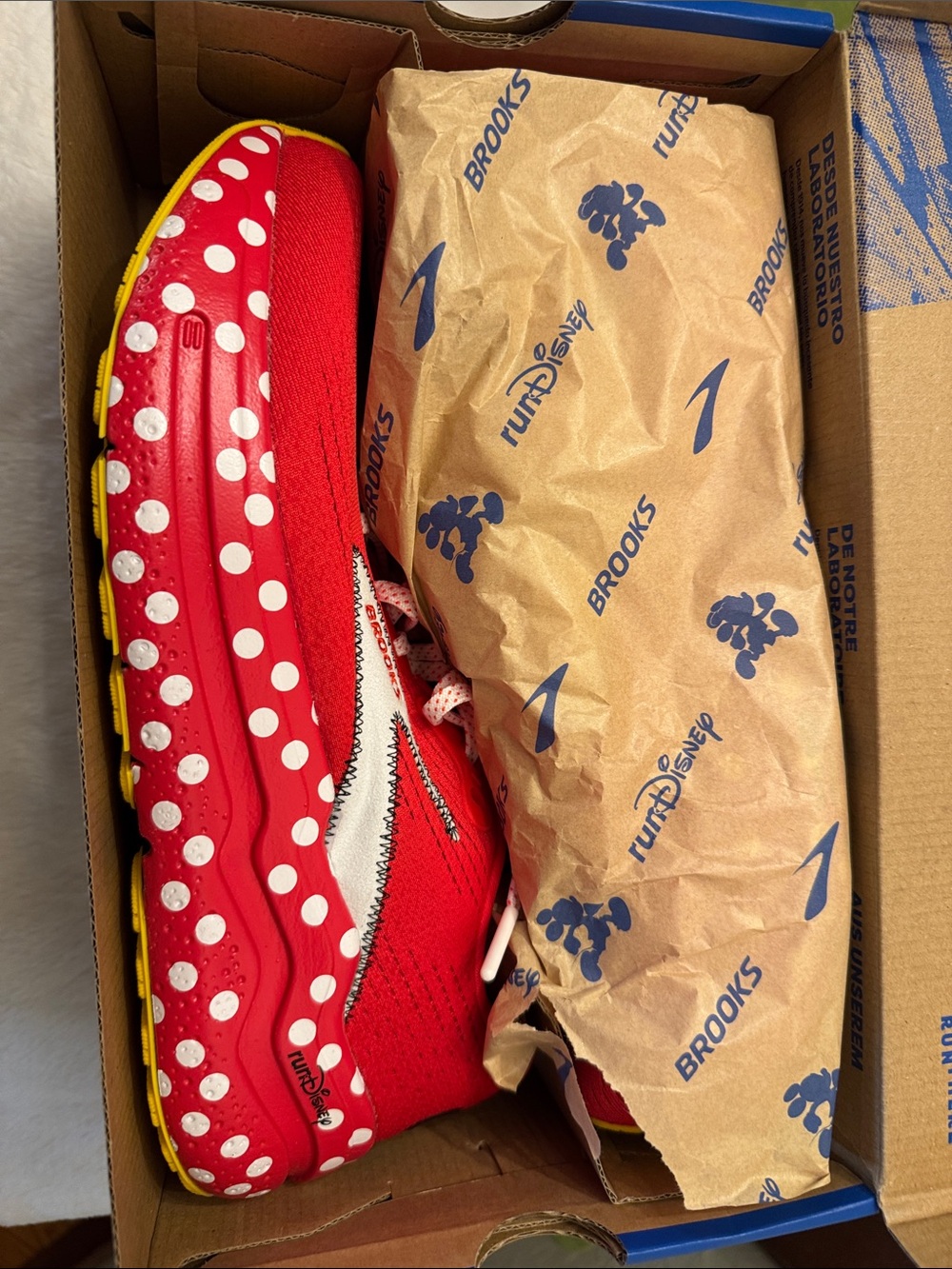 NIB Brooks Ghost Max 2 Minnie Mouse Red and White Men's Athletic Shoe men’s 10 - Picture 3 of 4